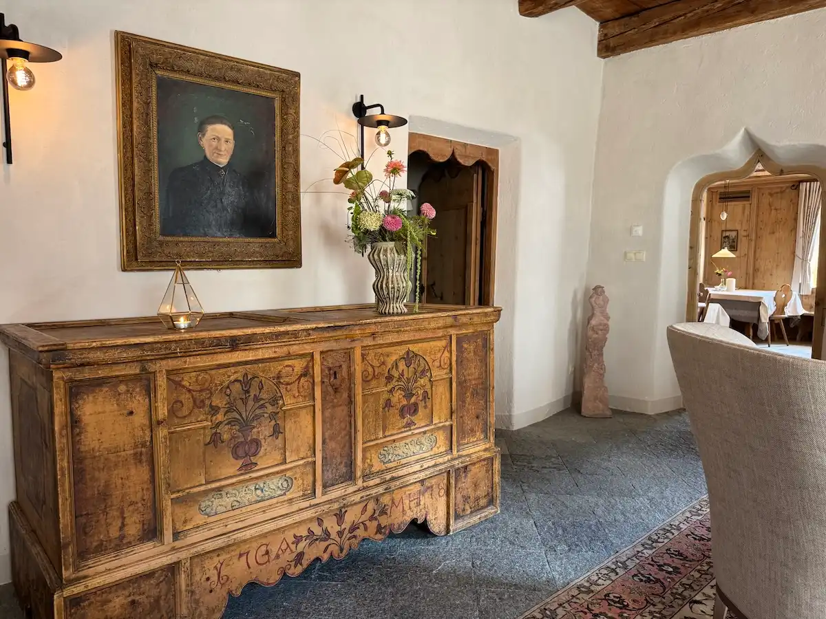 Ansitz Steinbock Südtirol: Großes altes Sideboard aus Holz im Flur