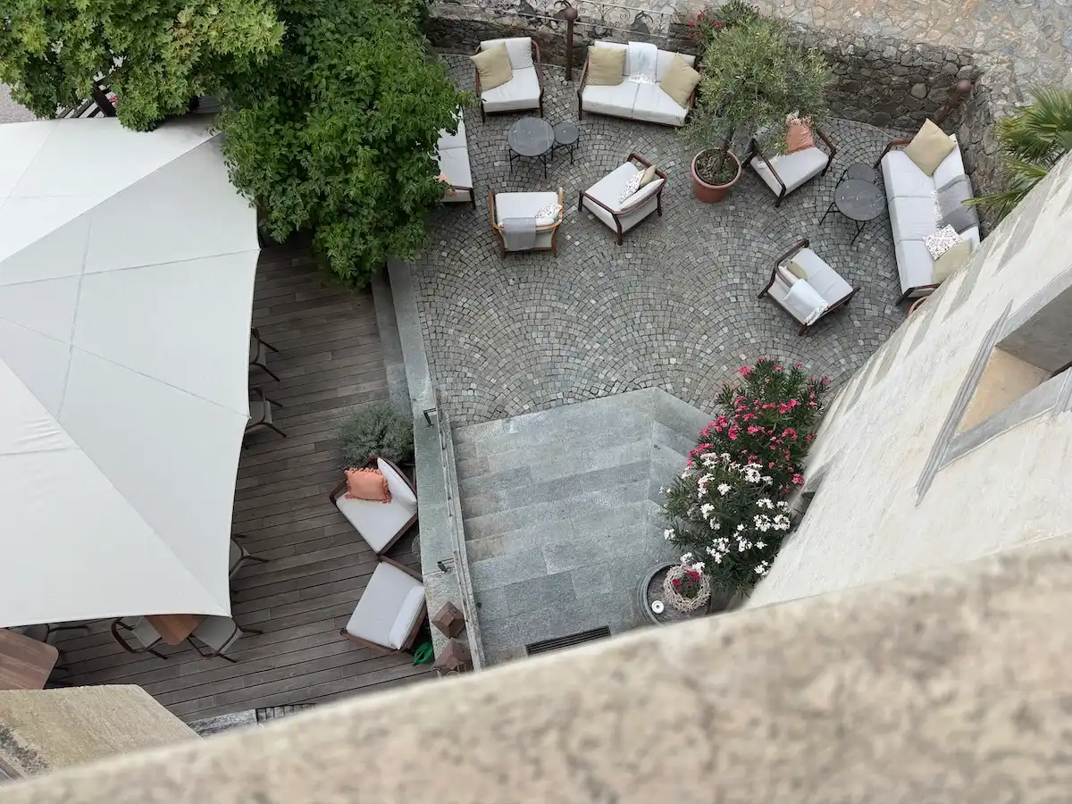 Ansitz Steinbock Südtirol: Ausblick aus der Suite in den Hof mit gemütlichen Sitzgelegenheiten