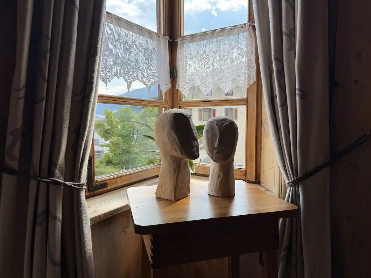 Kunst im Ansitz Steinbock Südtirol: Kleine Skulpturen auf der Fensterbank