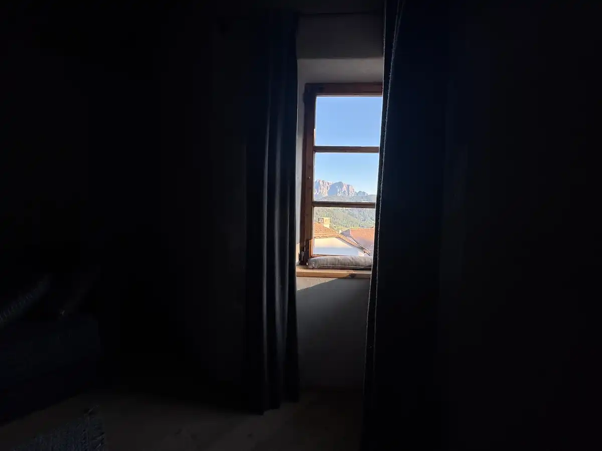 Ansitz Steinbock Südtirol: Ausblick von der Suite auf die Südtiroler Berglandschaft
