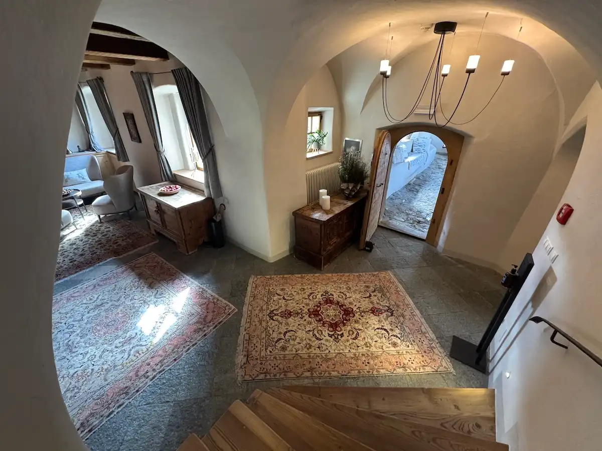 Ansitz Steinbock Südtirol: Blick vom Treppenhaus in den Flur / Lounge