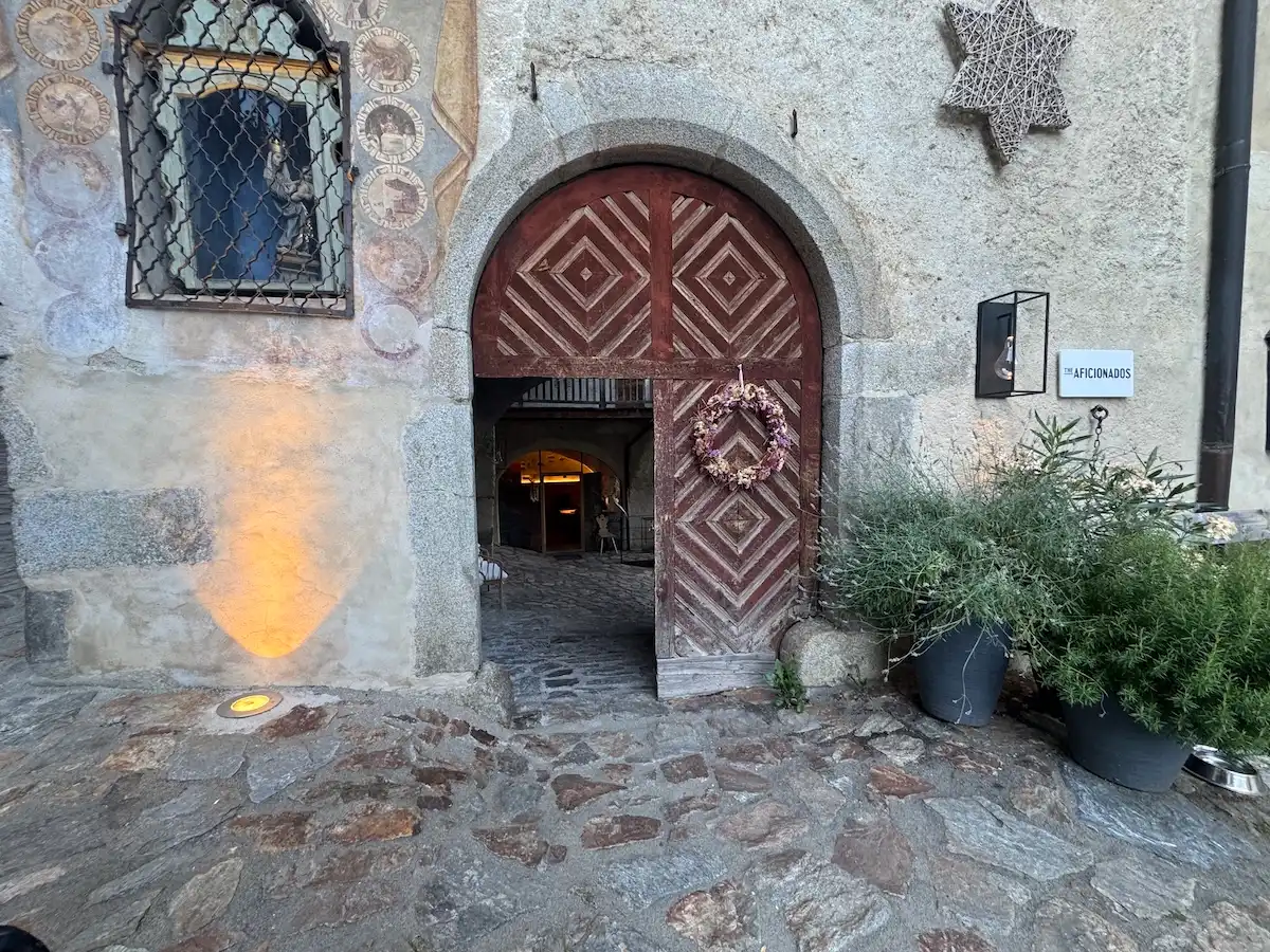 Ansitz Steinbock Südtirol: Eingang durch ein rotes Tor