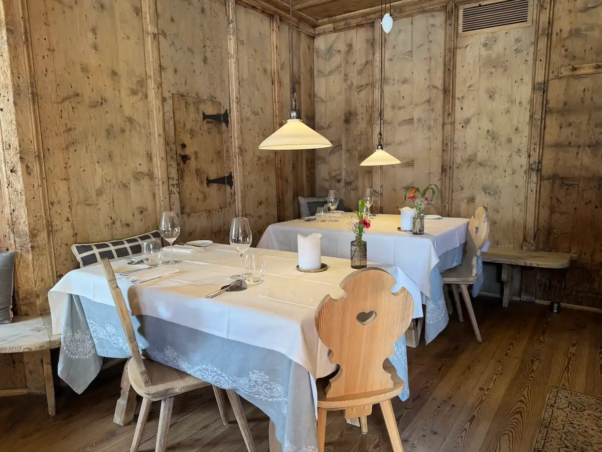 Ansitz Steinbock Südtirol: Sitzecke mit viel Holz im Restaurant