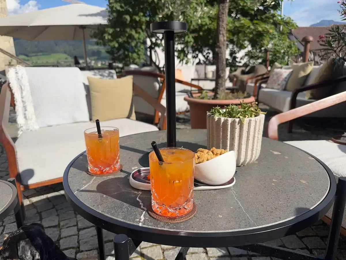 Ansitz Steinbock Südtirol: Aperitivo im Hof