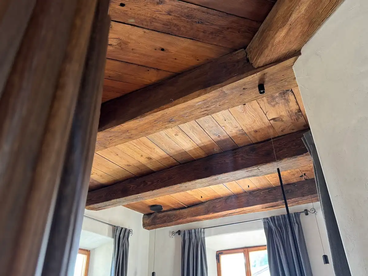 Ansitz Steinbock Südtirol: Holzbalken an der Decke