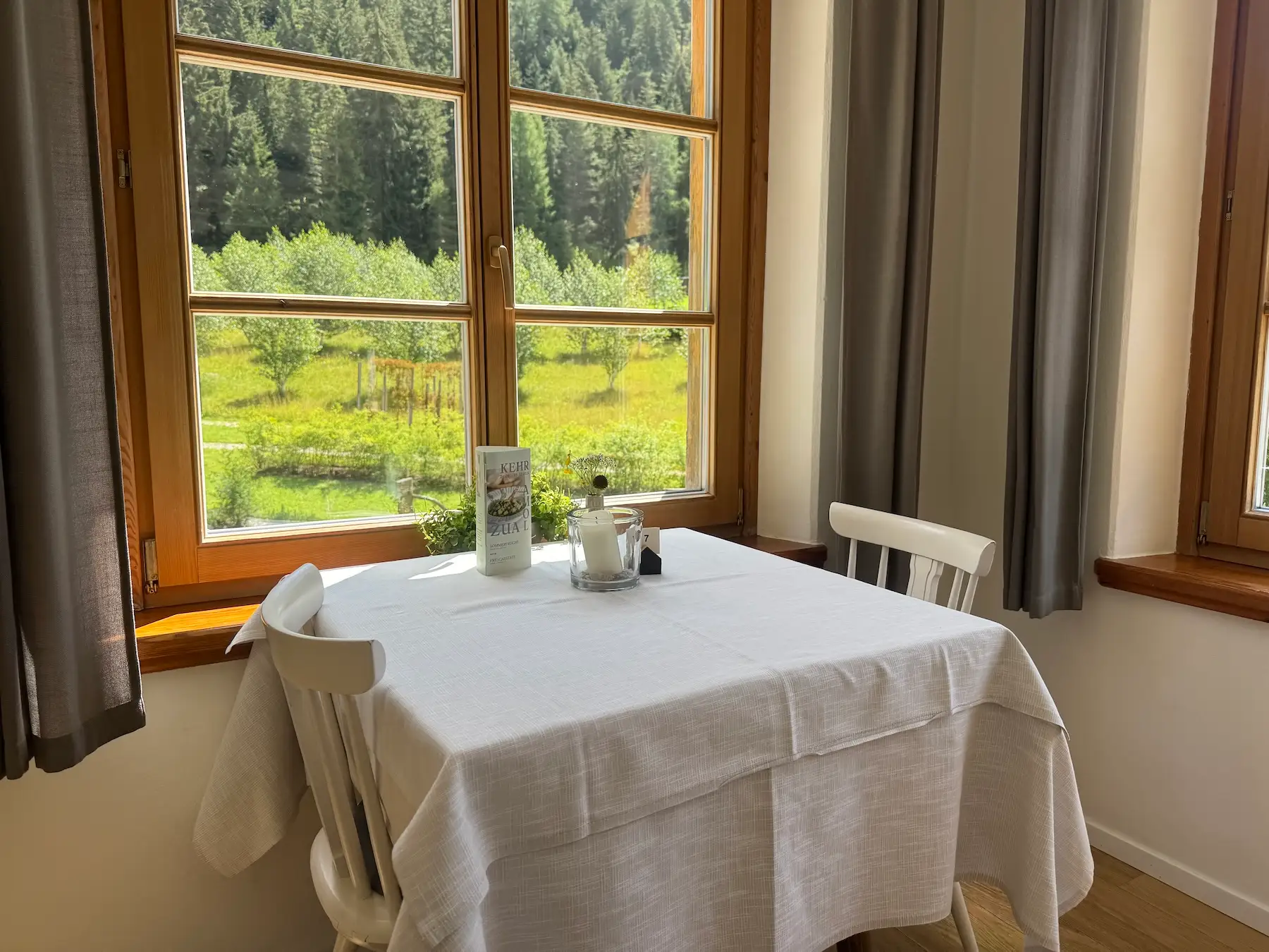 Zum Hirschen Senale: Tisch mit Blick aus dem Fenster