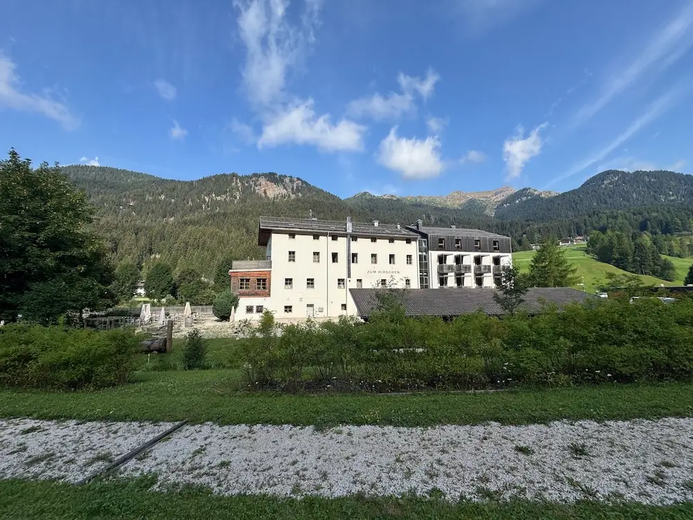 Zum Hirschen Senale: Sicht auf Hotel und Umgebung