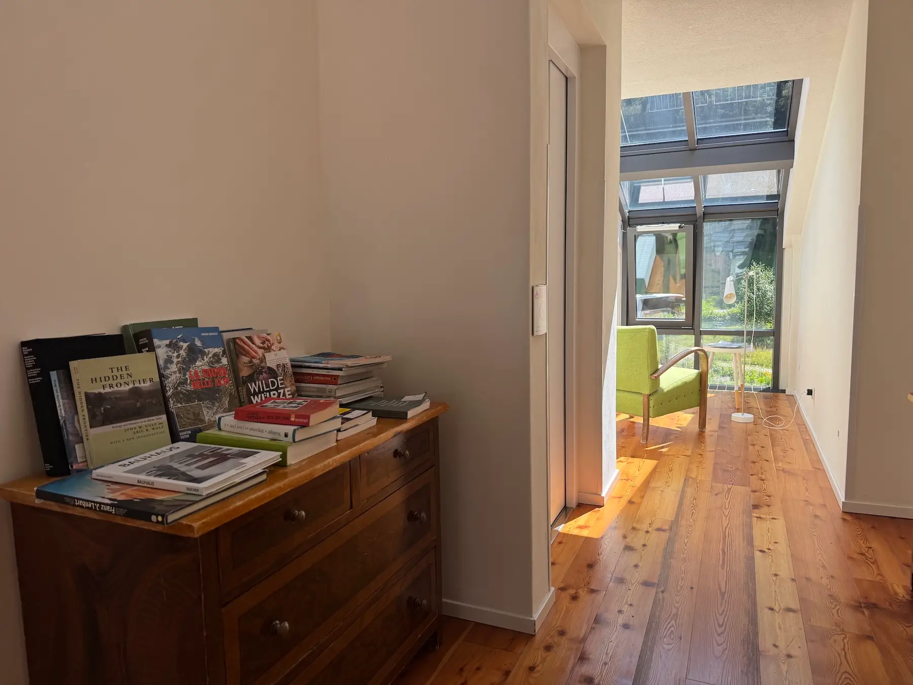 Zum Hirschen Senale: Büchertisch und Blick in den Flur mit Holzboden