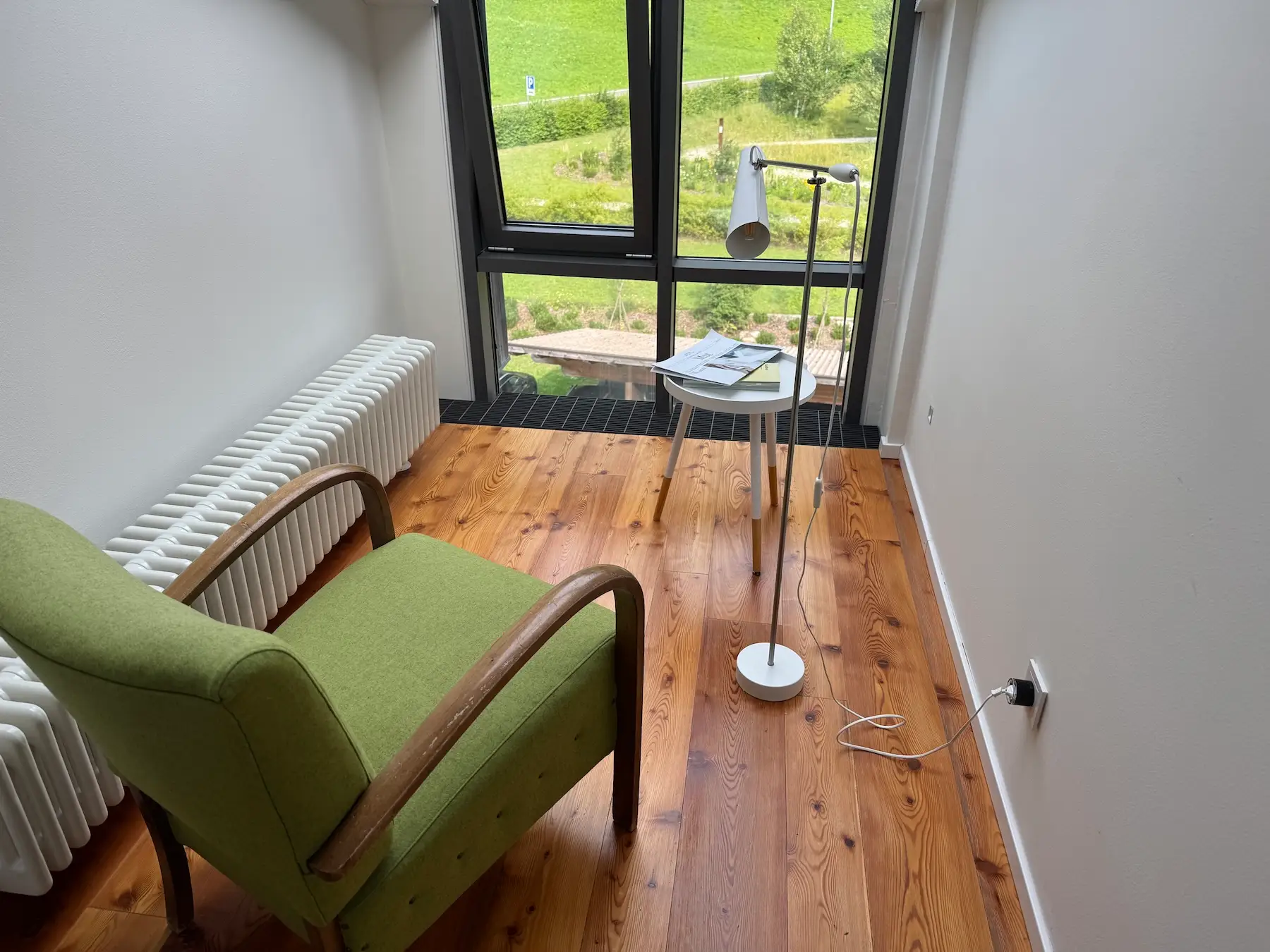 Zum Hirschen Senale: Grüner Sessel auf Holzboden vor Fenster