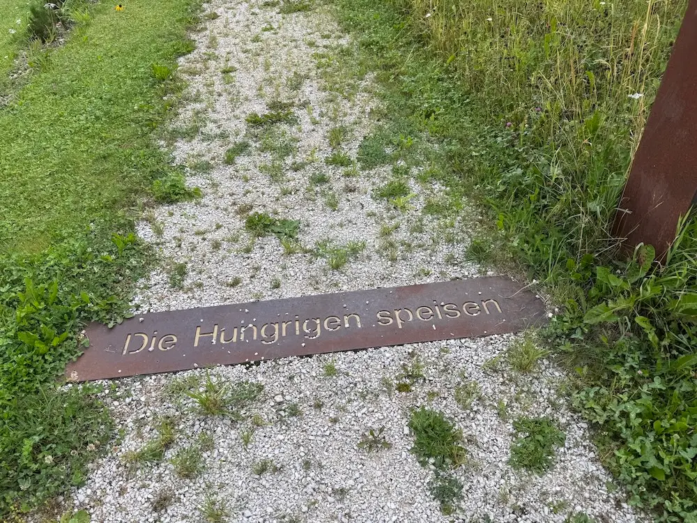 Zum Hirschen Senale: Schriftzug auf Kiesweg im Besinnunspark