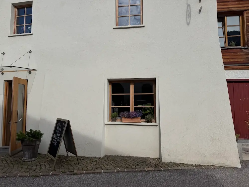 Zum Hirschen Senale: Sicht auf die alte Mauer des Hauses