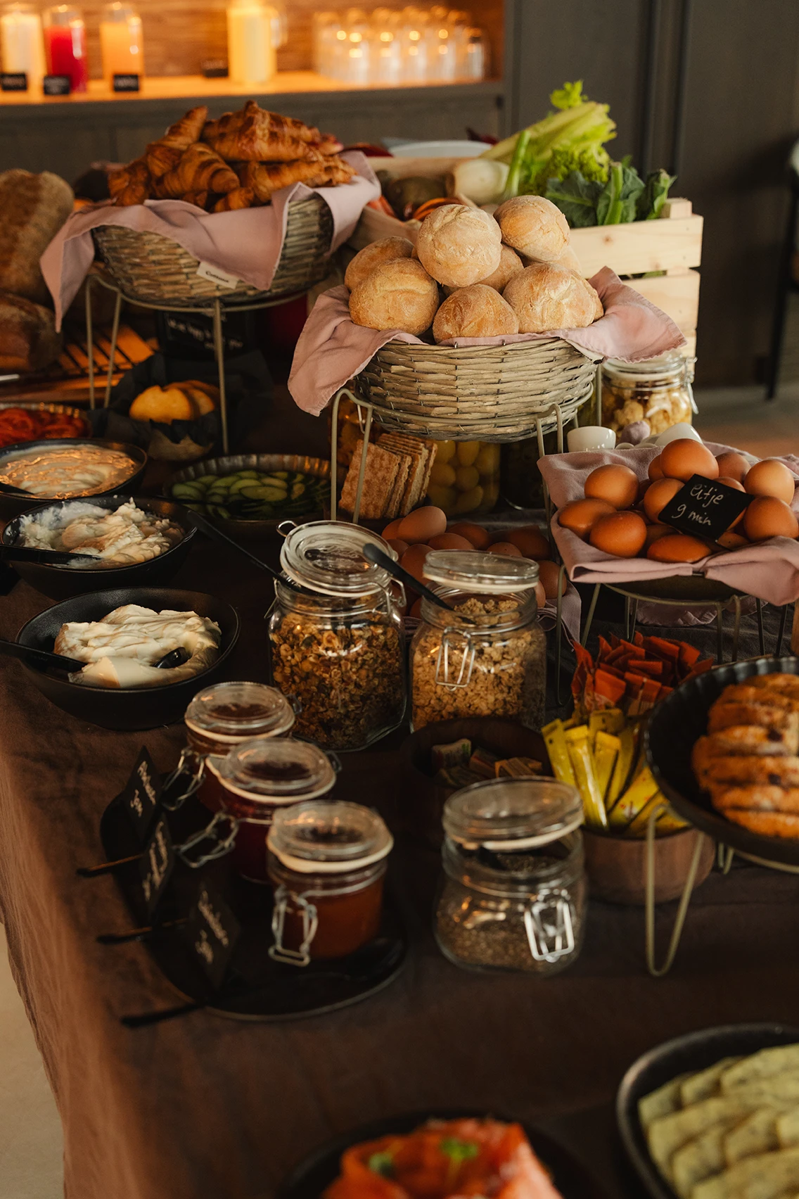 Reichhaltiges Frühstücksbuffet im Hotel Elements Terschelling mit frischen Brötchen, Croissants, Müsli-Gläsern, Joghurt und Landeiern. || © Chantal Arnts