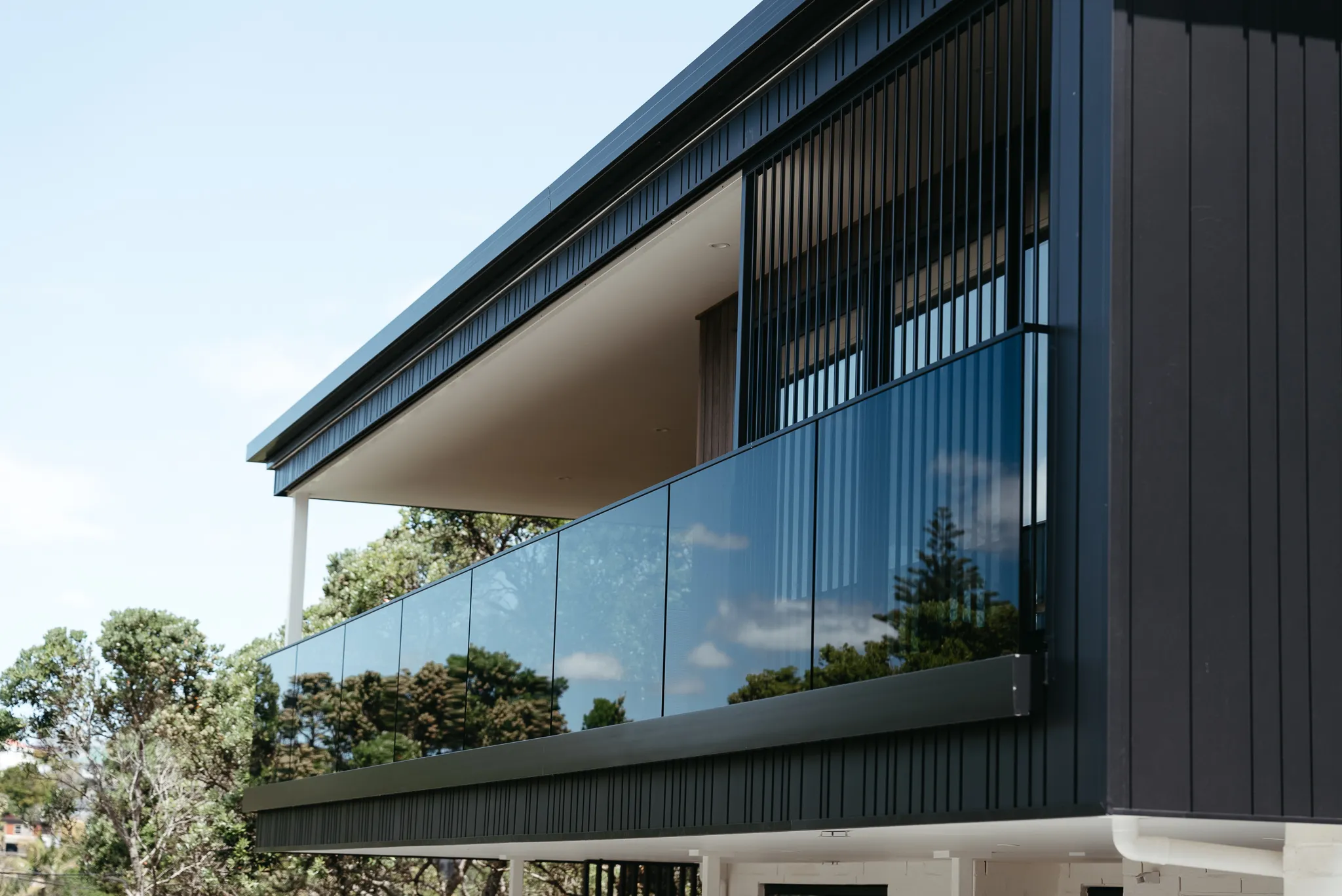 Glass Vice Balustrade and Anchorjak Pedestal Deck