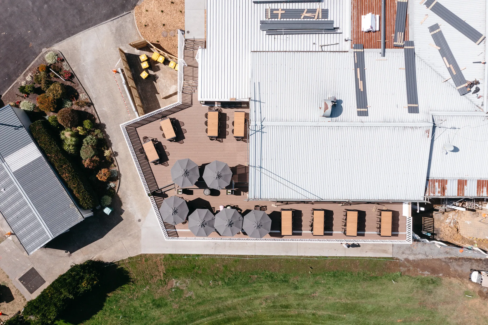 Anchorjak Pedestal decking at Pukekohe Golf course Hurley Architects design