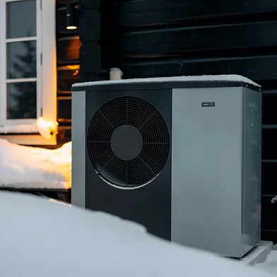 NIBE luft/vattenvärmepump utomhusdel i snö vid villa på vintern