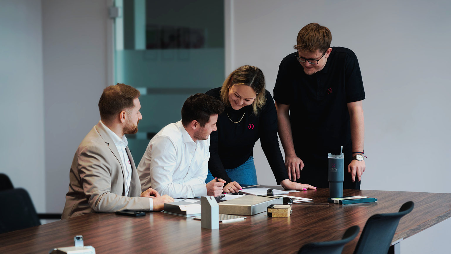 Vier Personen, von rechts nach links: Florian Schöpf, Paul Schmidt, Swetlana Luber und Dominik Brüssel