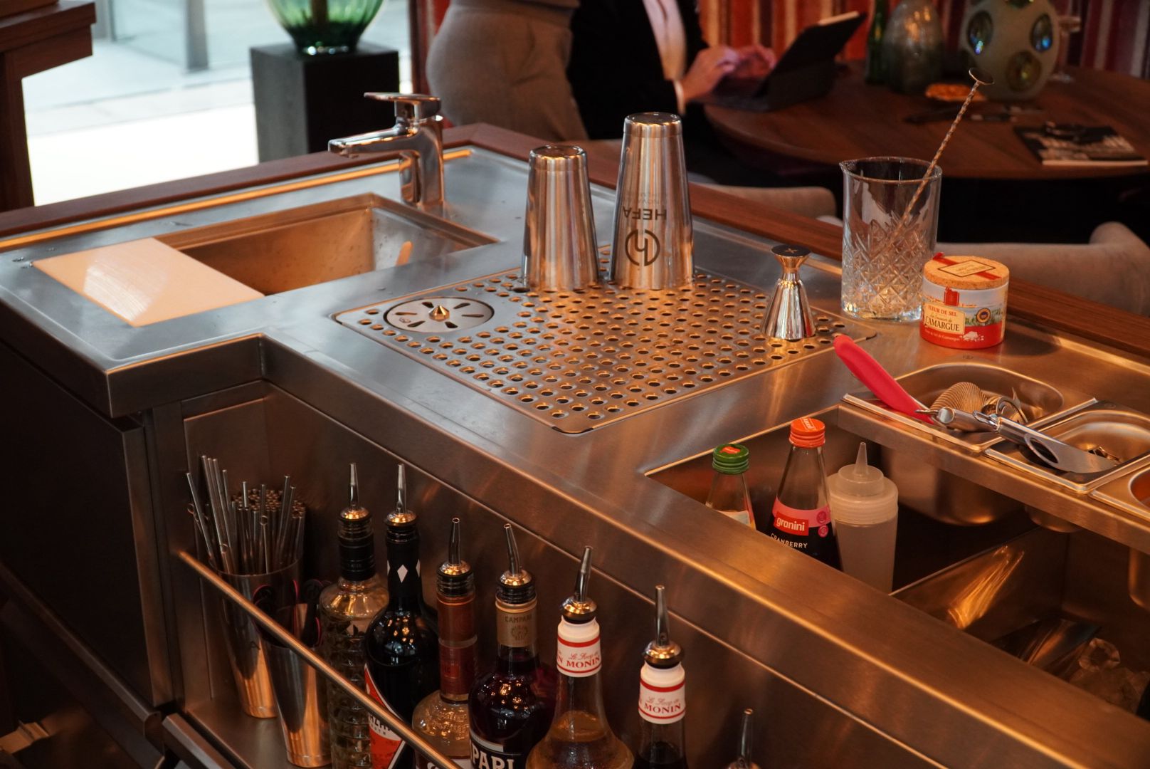 Vier Personen, von rechts nach links: Florian Schöpf, Paul Schmidt, Swetlana Luber und Dominik Brüssel