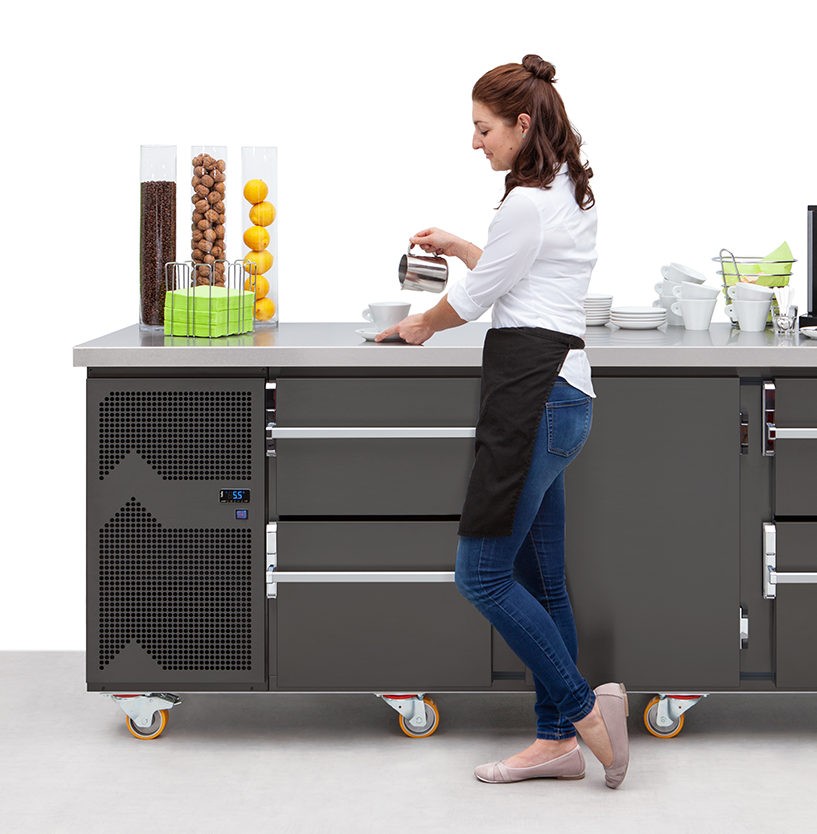 Person schenkt Kaffee an einer HEFA-Theke in Graphit-Ausführung ein.