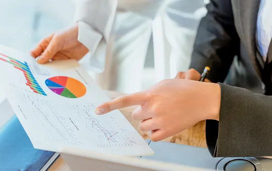 テスト計画の見直しをしているシーンのイメージ