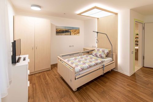 Bewohnerzimmer in der Intensivpflege WG im CARECON Seniorenwonpark Vatertetten (c) CARECON Ambulante Pflege GmbH