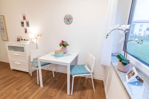 Bewohnerzimmer in der Intensivpflege WG im CARECON Seniorenwonpark Vatertetten (c) CARECON Ambulante Pflege GmbH