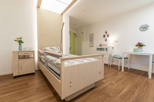 Bewohnerzimmer in der Intensivpflege WG im CARECON Seniorenwonpark Vatertetten (c) CARECON Ambulante Pflege GmbH