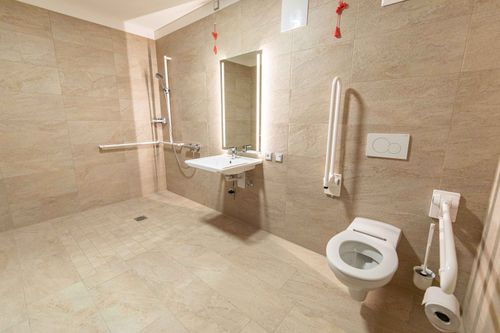 Badezimmer in der Intensivpflege WG im CARECON Seniorenwonpark Vatertetten (c) CARECON Ambulante Pflege GmbH