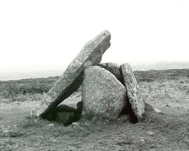 Mulfra Quoit © GeographBot, Wiki Commons.