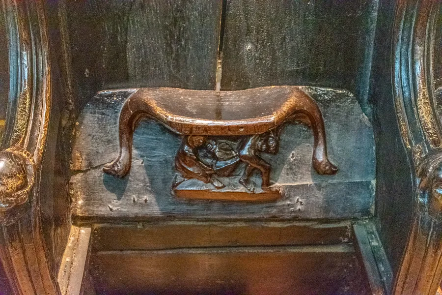 Malvern Priory miserichord depicting ‘monkey business’
