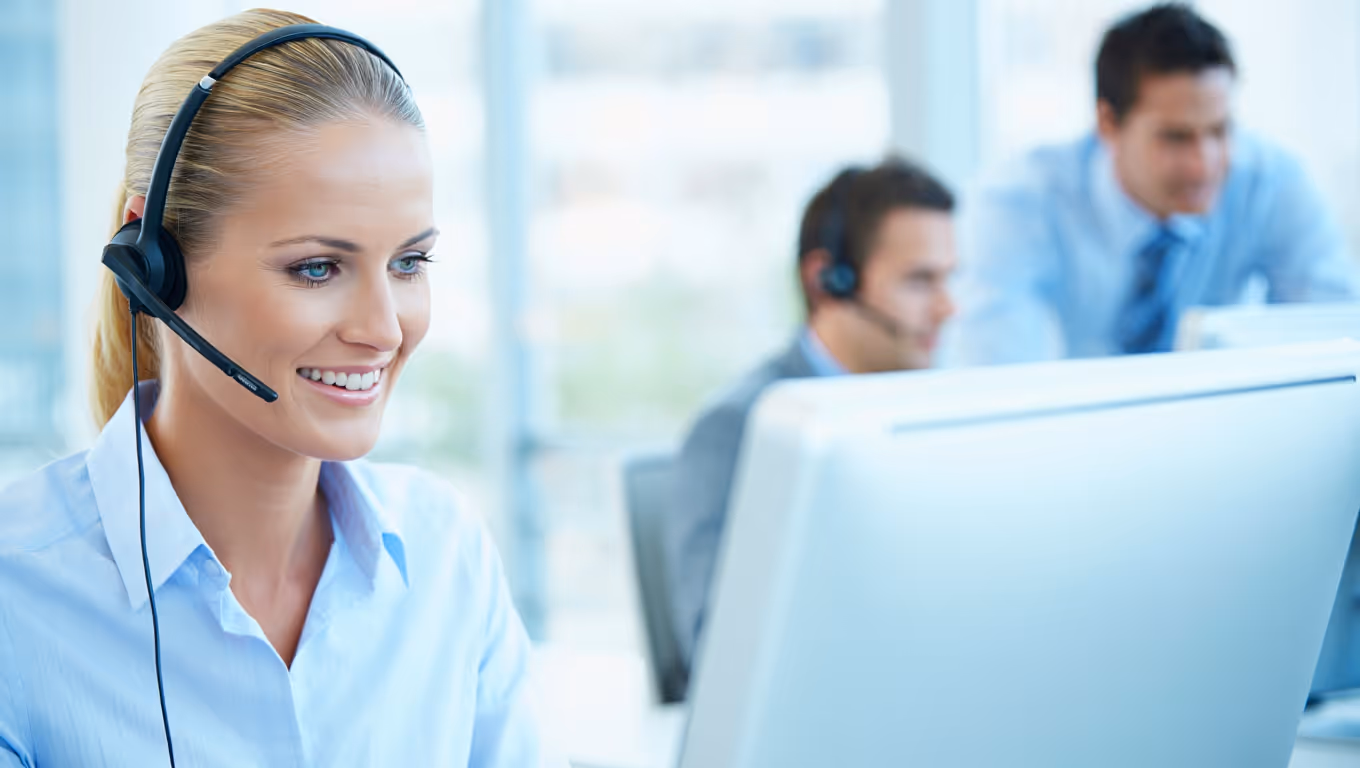 callbot ia - conseillère service client avec casque utilisant un dashboard d'analyse d'appels