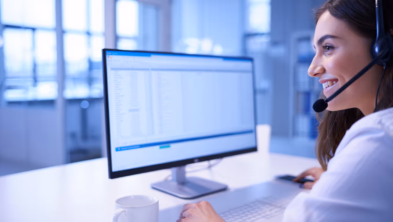 logiciel de support client - agent service client avec casque et tableau de bord de tickets