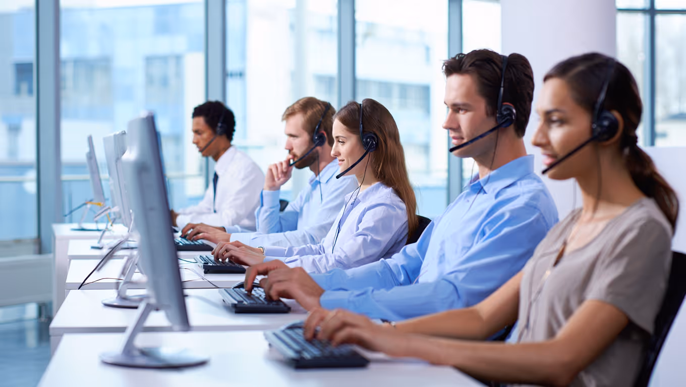 ai contact center - équipe de téléconseillers avec casques en plein travail