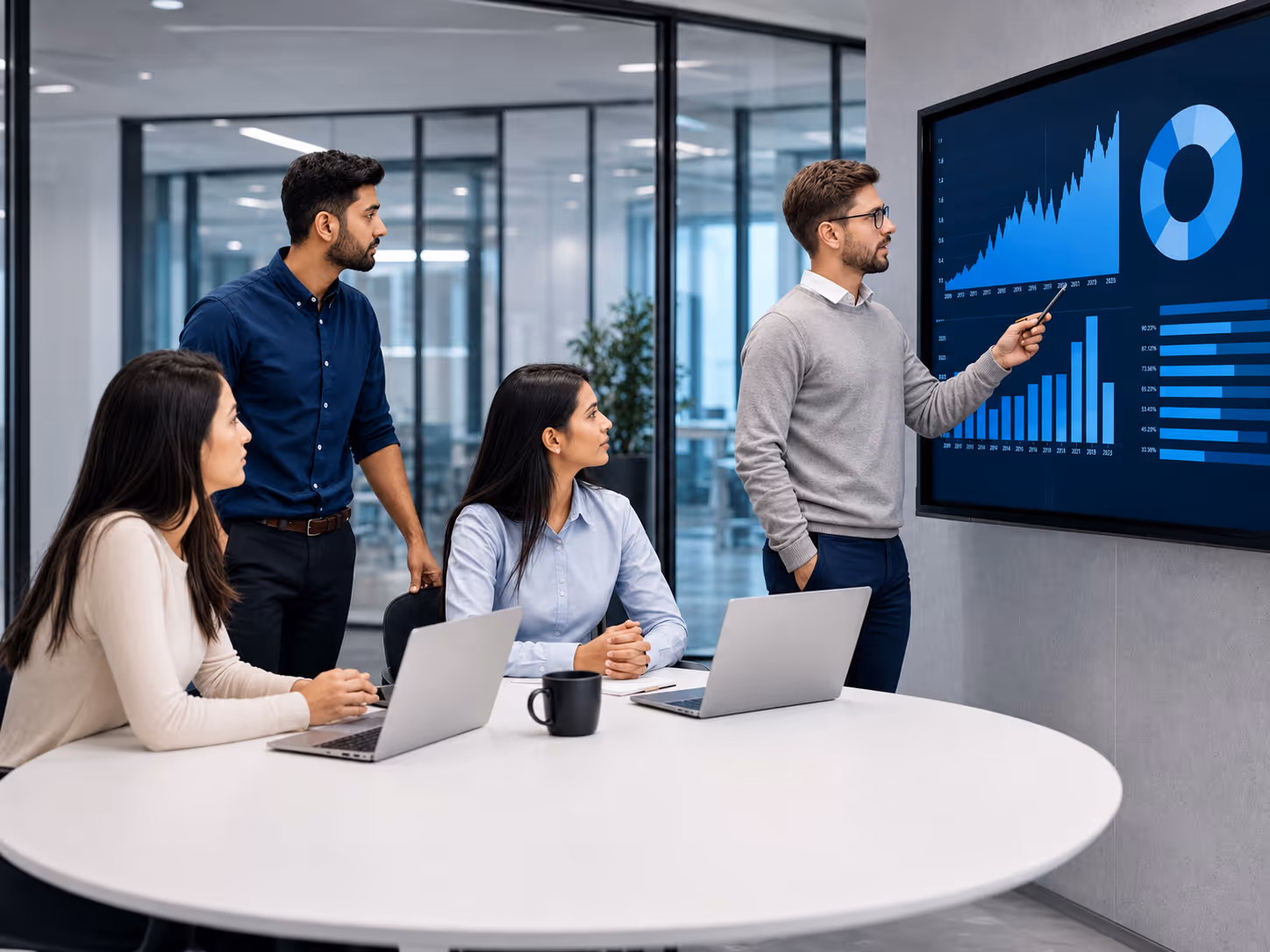 logiciel de ticketing - équipe analysant les demandes clients