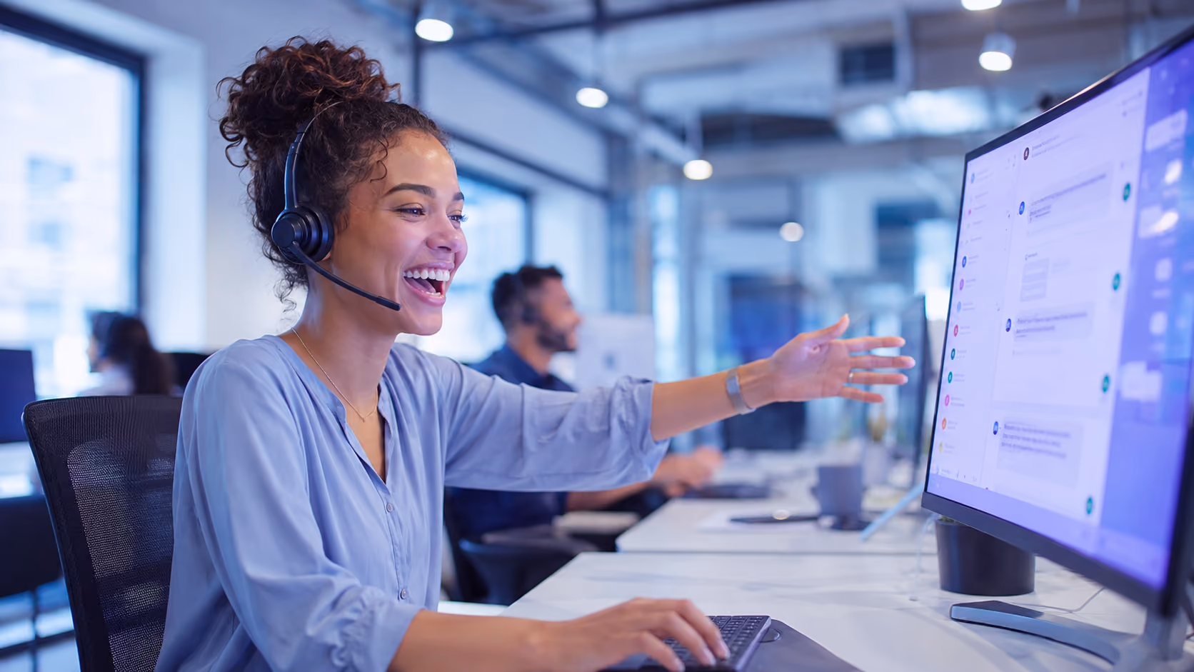 agent ia google - agente de service client souriante devant un dashboard de messagerie