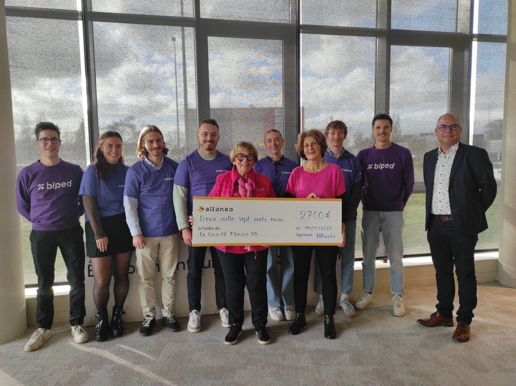 Image représentant un groupe de collaborateurs heureux qui vient de faire de l'activité physique