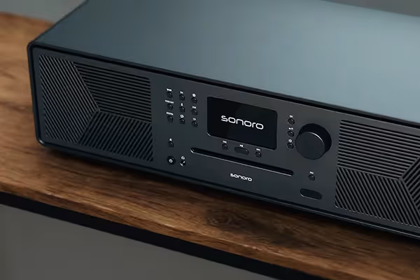 3D-Rendering einer modernen Sonoro Musikanlage auf einem Holztisch – fotorealistisches Szenenbild aus einer 3D-Animation für Produktvisualisierung und Designpräsentation.