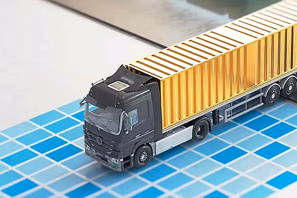 3D-Animation eines modernen Lkw mit goldenem Container – Szene aus einem Produktvideo oder Werbefilm, die Logistik, Transport und industrielle Effizienz in realistischer CGI-Visualisierung hochwertig darstellt.