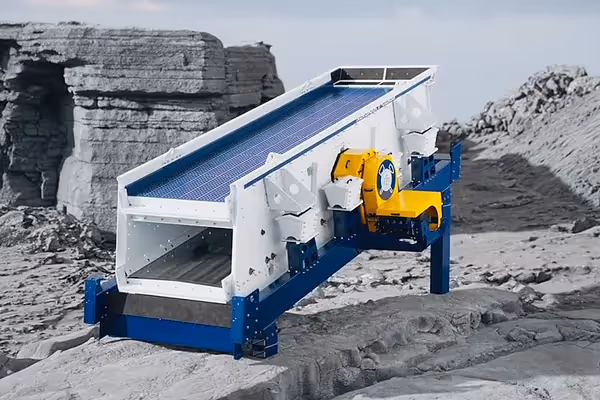 Industrielle Siebmaschine im Einsatz – 3D Animation einer robusten blauen, weißen und gelben Maschine für Steinbruch und Bergbau | Filmproduktion, Produktvideo und Industrie-Werbefilm von CHEESE Productions.