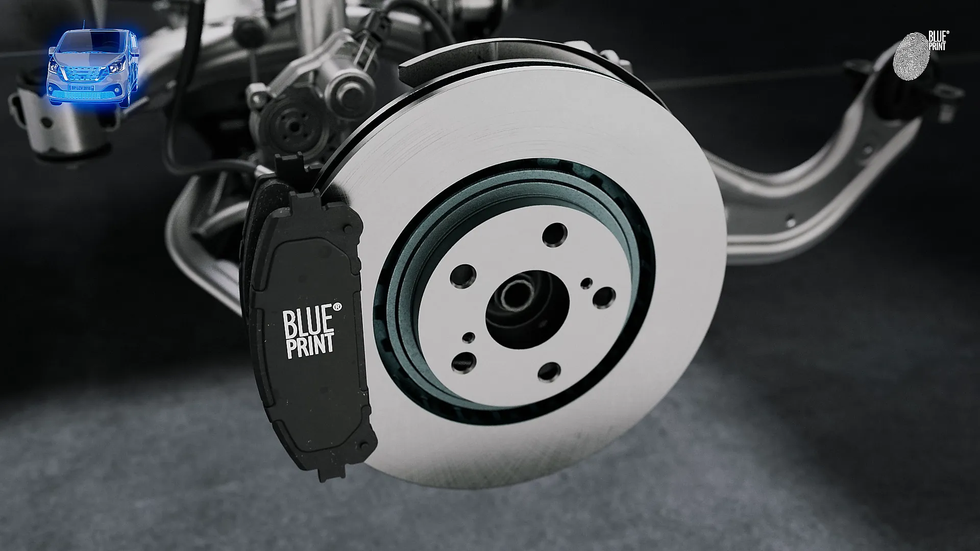 3D-Rendering eines metallischen Auto-Filters vor Motor mit Schläuchen, Rohren und sichtbaren Motorteilen.