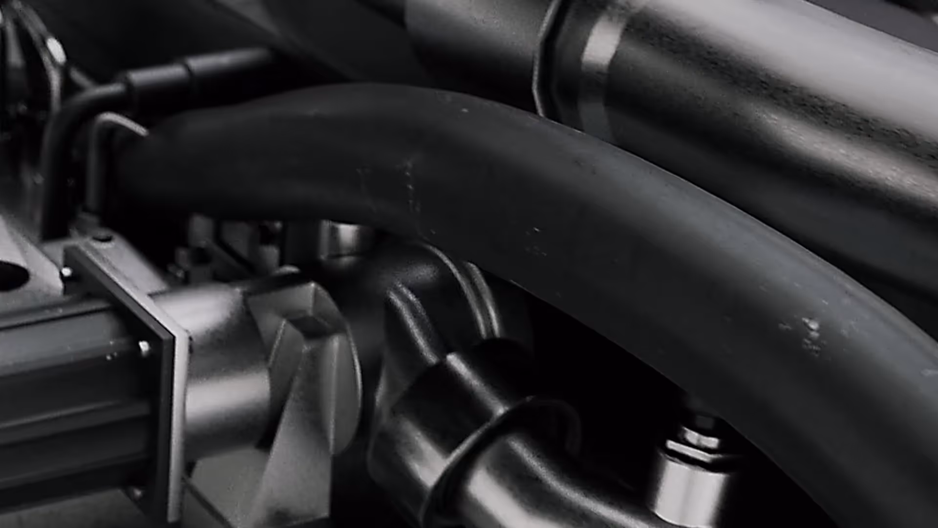 Detailaufnahme einer industriellen Maschinenkomponente in realistischer 3D-Animation. Szene aus einem technischen Produktvideo oder Werbefilm, der Präzision, Materialqualität und Ingenieurskunst im Maschinenbau hervorhebt.