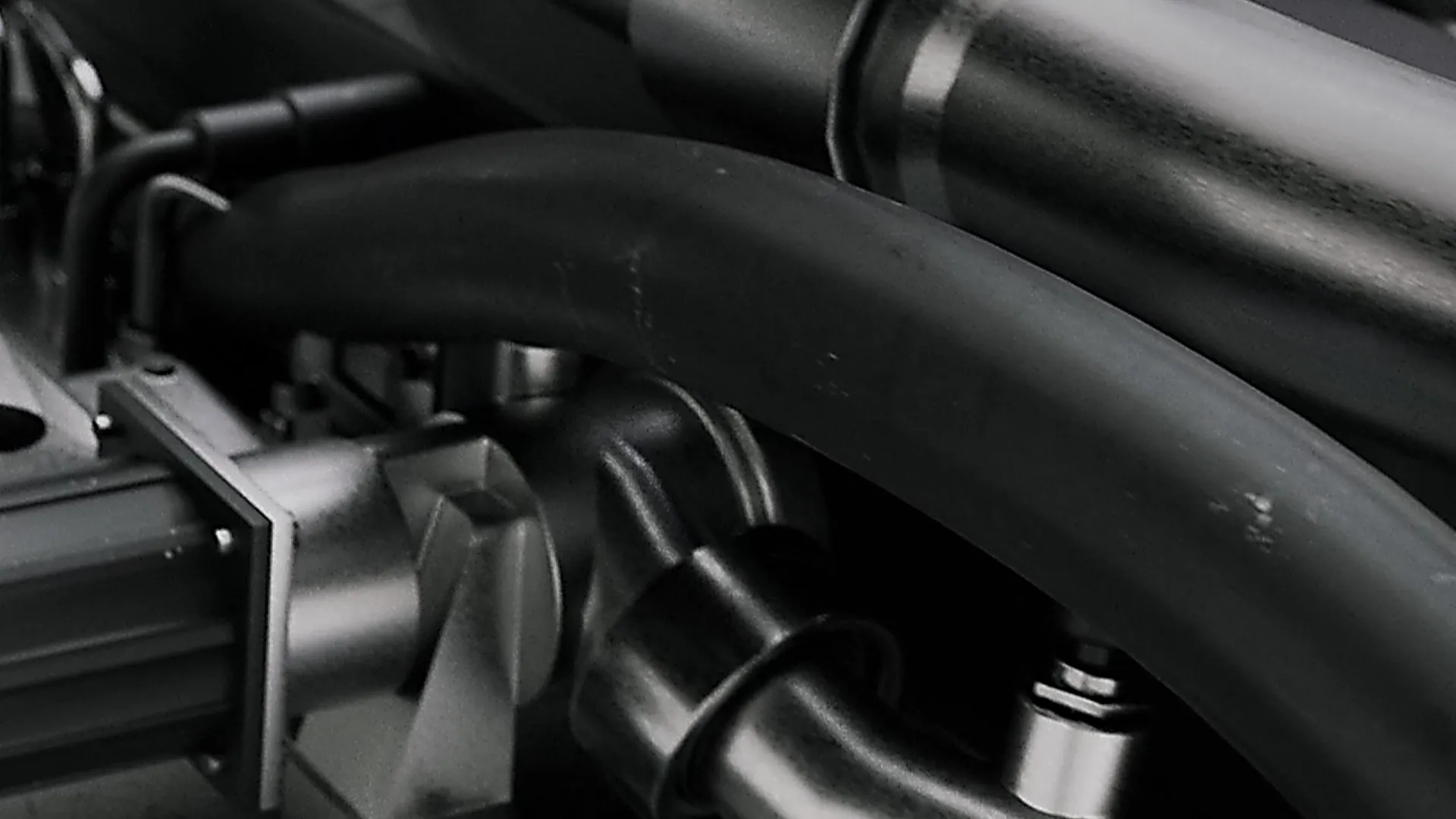 Detailaufnahme einer industriellen Maschinenkomponente in realistischer 3D-Animation. Szene aus einem technischen Produktvideo oder Werbefilm, der Präzision, Materialqualität und Ingenieurskunst im Maschinenbau hervorhebt.