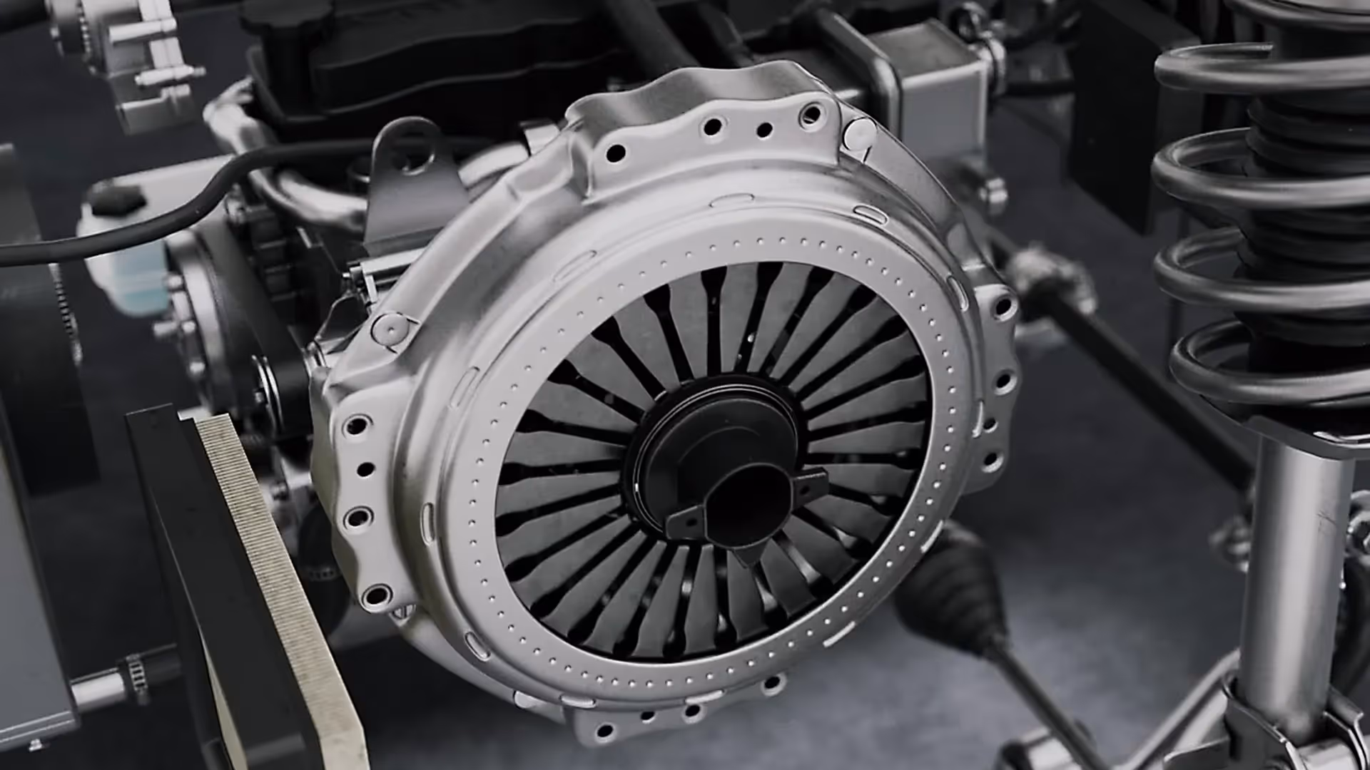 Detailaufnahme einer Kupplung in realistischer 3D-Animation. Szene aus einem technischen Produktvideo oder Werbefilm, der Fahrzeugkomponenten, Präzision und Ingenieurtechnik im Bereich Automobil- und Antriebssysteme visualisiert.