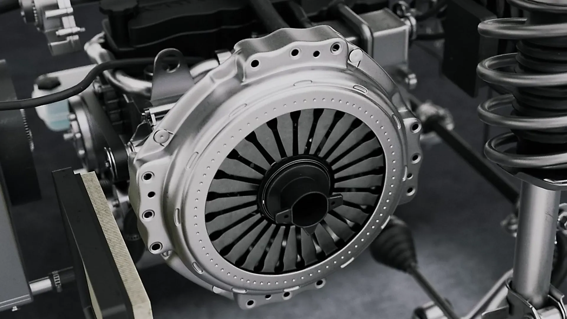 Detailaufnahme einer Kupplung in realistischer 3D-Animation. Szene aus einem technischen Produktvideo oder Werbefilm, der Fahrzeugkomponenten, Präzision und Ingenieurtechnik im Bereich Automobil- und Antriebssysteme visualisiert.