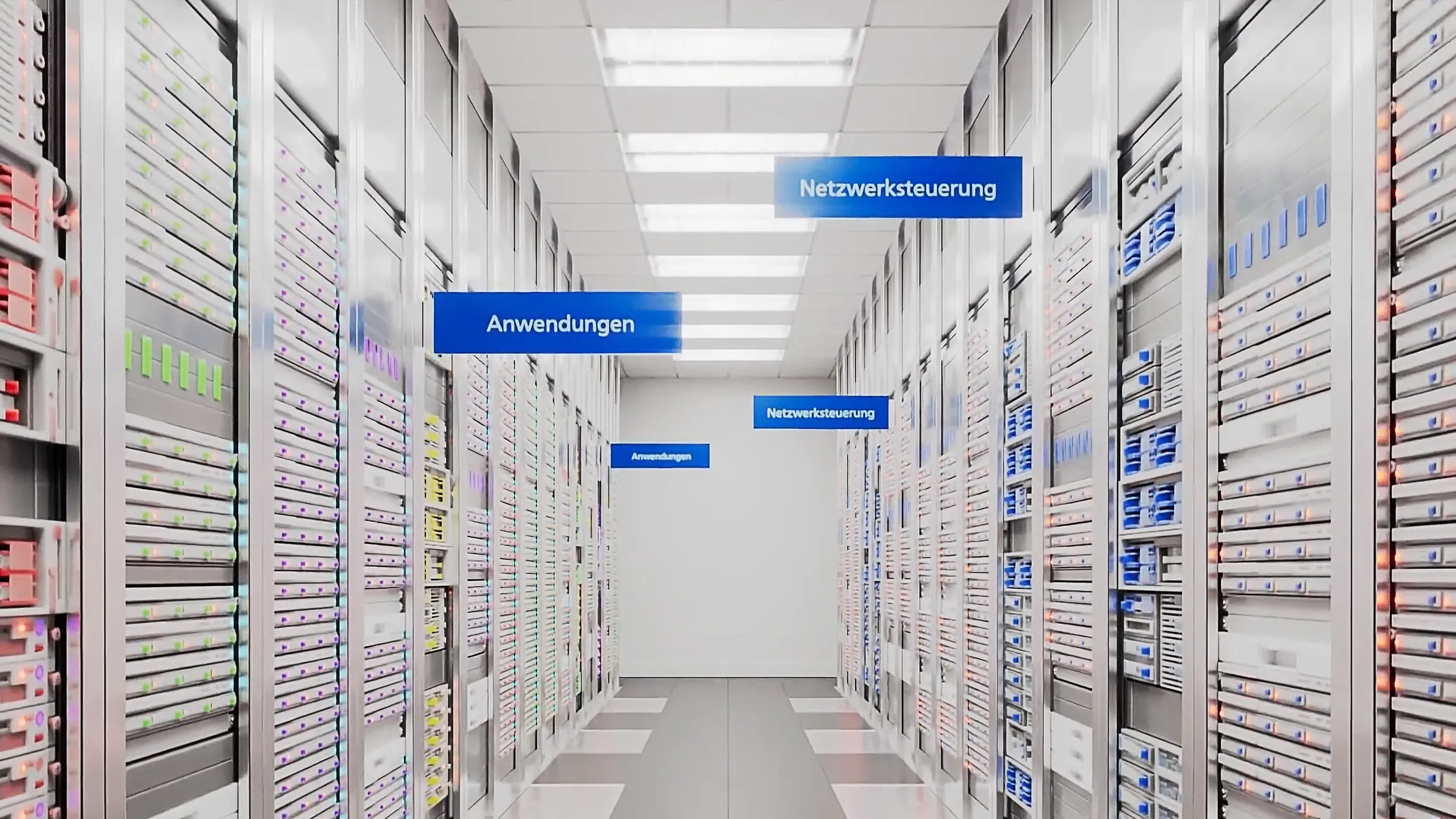 3D-Animation eines modernen Rechenzentrums mit Servern und Netzwerksteuerung. Visualisierung digitaler Infrastruktur und Anwendungen für Produktvideo oder Werbefilm über Datenmanagement, Cloud-Systeme und innovative Netzwerktechnologie.