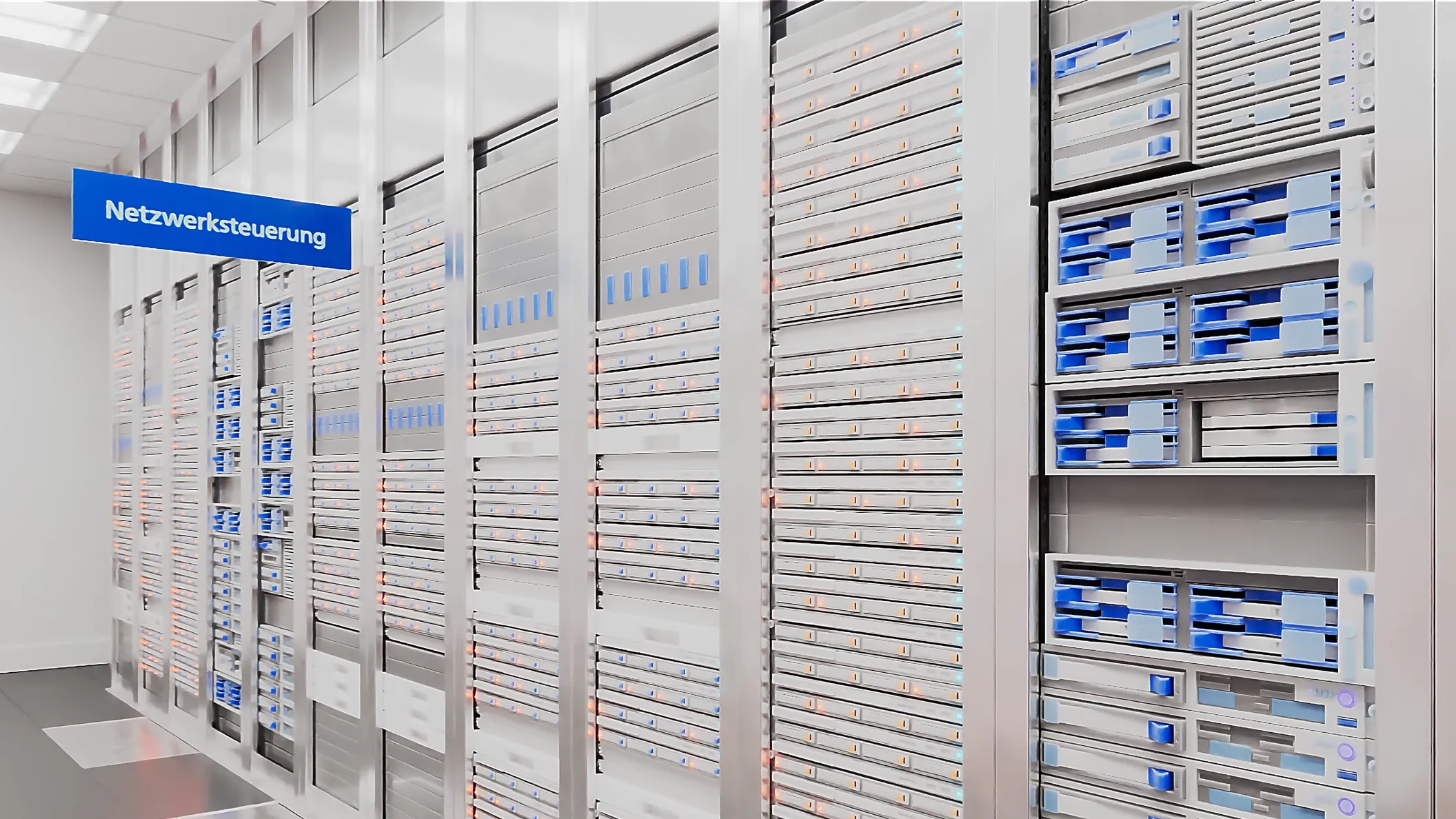 Serverraum mit beleuchteten Racks und Beschilderung „Netzwerksteuerung“, Symbol für IT-Infrastruktur und Datenmanagement.