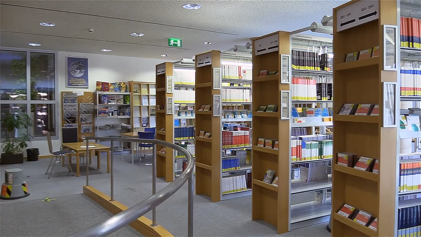 Bibliothek der Hochschule des Bundes mit Bücherregalen, Fachliteratur und Arbeitsplätzen für Studierende der Cyber-Sicherheit.