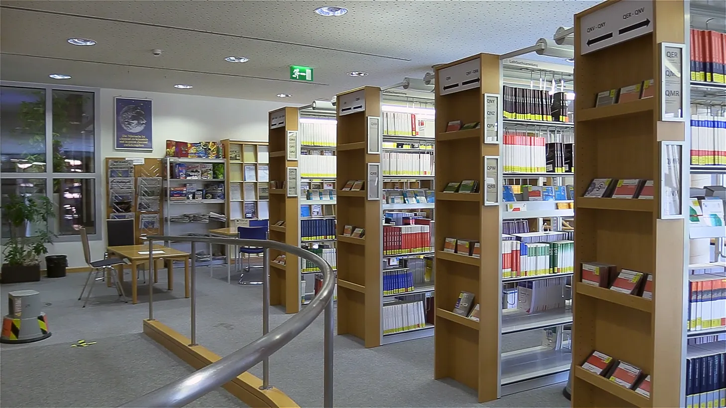 Bibliothek der Hochschule des Bundes mit Bücherregalen, Fachliteratur und Arbeitsplätzen für Studierende der Cyber-Sicherheit.