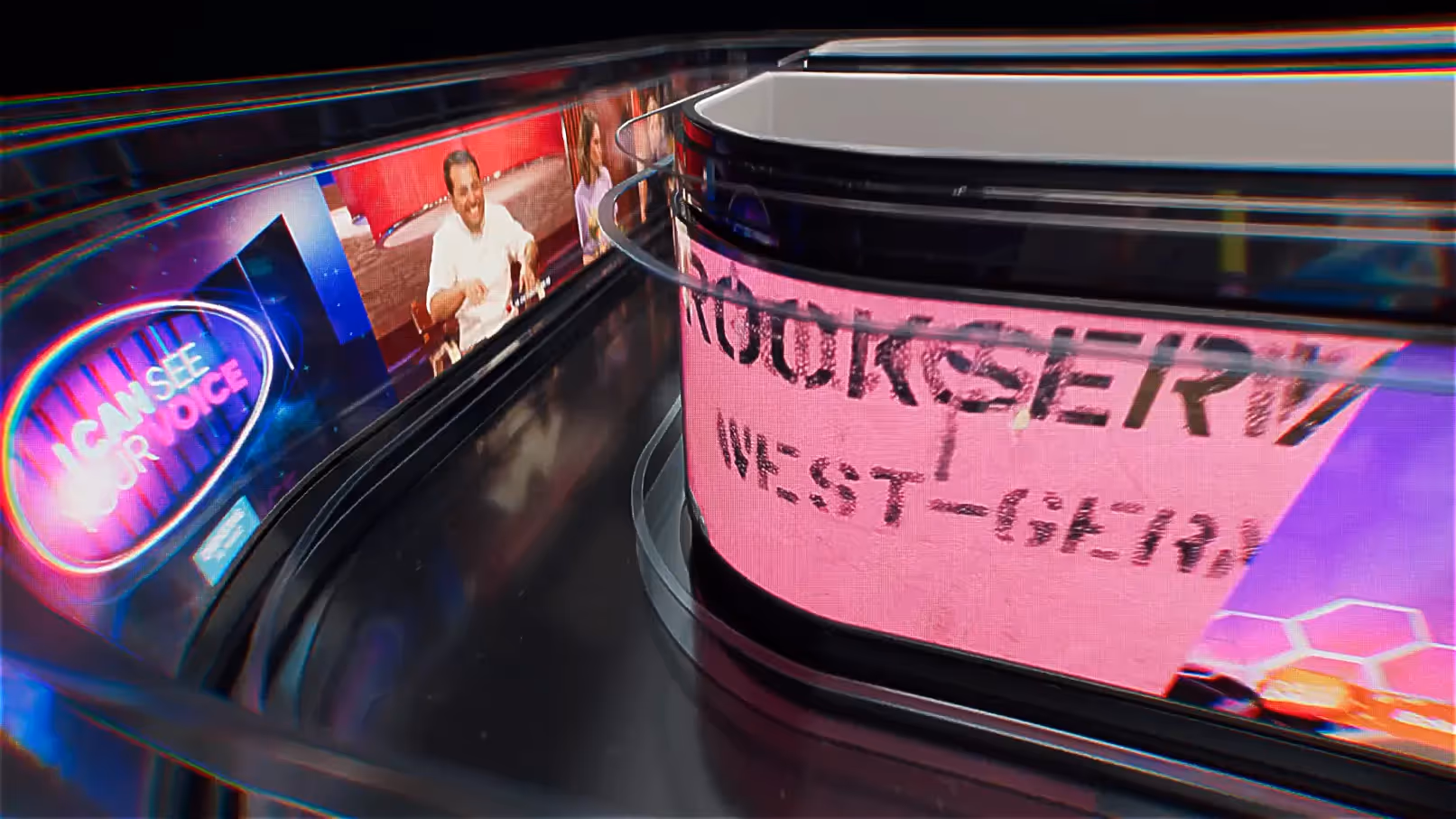 Dynamische 3D-Animation mit gebogenen LED-Screens. Links das Logo der TV-Show I Can See Your Voice in Neonfarben, daneben ein Mann lachend in einer Szene. Rechts ein pinkfarbener Screen mit teilweise erkennbaren schwarzen Buchstaben und dem Wort WEST.