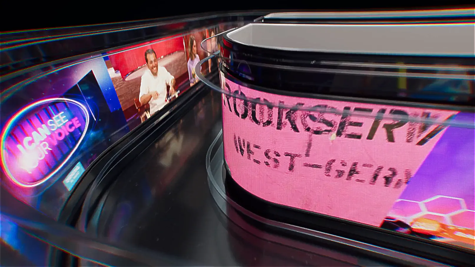 Dynamische 3D-Animation mit gebogenen LED-Screens. Links das Logo der TV-Show I Can See Your Voice in Neonfarben, daneben ein Mann lachend in einer Szene. Rechts ein pinkfarbener Screen mit teilweise erkennbaren schwarzen Buchstaben und dem Wort WEST.