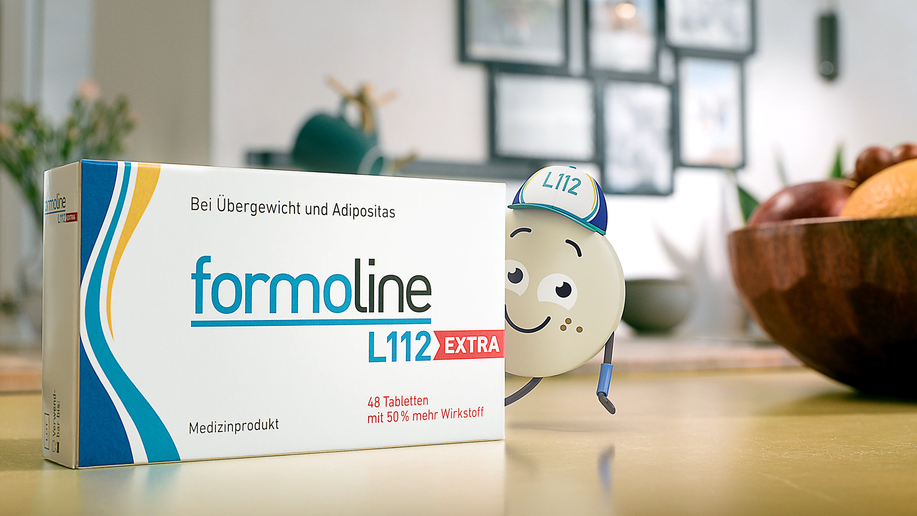 Formoline L112 EXTRA Produktpackung mit animierter Tablettenfigur im freundlichen Küchenumfeld – Szene aus Werbevideo für Medizinprodukt gegen Übergewicht